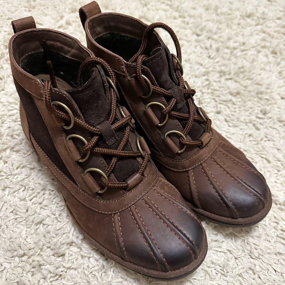 Womens UGG leather Duck boots size 6
